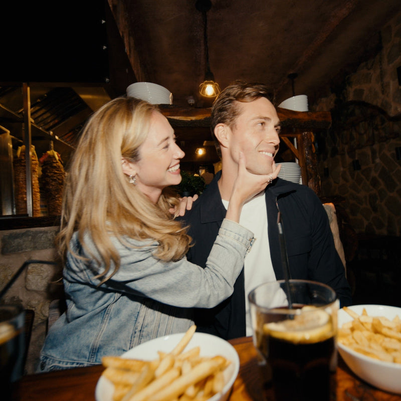 Couple eating chips at a restaurant 